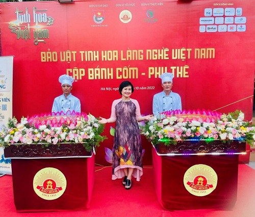 Nghệ nhân, doanh nhân Ngô Thị Tính -TGĐ Công ty Cổ phần Bánh kẹo Bảo Minh bên cặp bánh cốm và bánh phu thê không lồ được ghi nhận kỷ lục Việt Nam