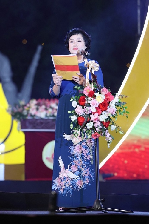 Nghe nhan, doanh nhan Ngo Thi tinh - TGD Cong ty co phan banh keo Bao Minh trong buoi vinh danh tinh hoa Viet Nam