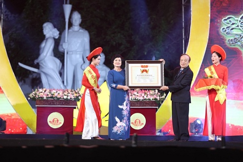 Nghệ nhân, doanh nhân Ngô Thị Tính -TGĐ Công ty Cổ phần Bánh kẹo Bảo Minh được phong tặng danh hiệu nghệ nhân của Hiệp hội làng nghề Việt Nam
