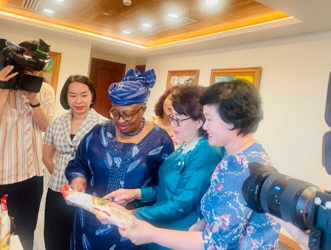 Bà Ngozi Okonjo Iweala thăm gian hàng của Công ty CP Bánh mứt kẹo Bảo Minh