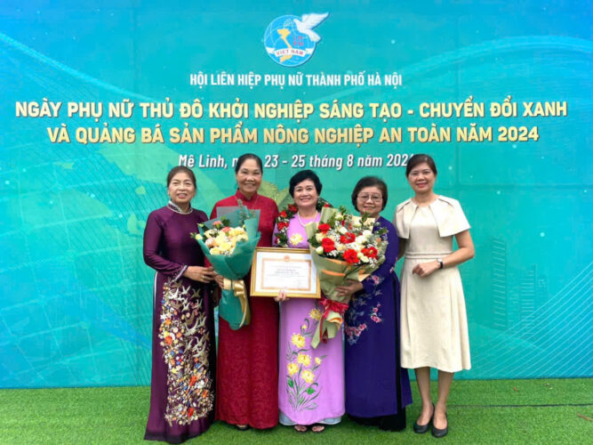 tgd ngo thi tinh nhan giai thuong nu nghe nhan tho gioi lang nghe pho nghe tieu bieu 2024 z5761895109266 52de7ea1588f6c1f797471cab4229fce