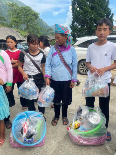 banh misa bao minh tren nhung chuyen hang cuu tro nguoi dan sau bao yagi banh keo bao minh thien nguyen bao yagi 9