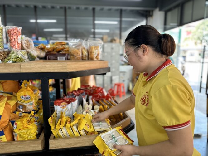 sang bung tam guong nguoi bao minh vuot qua bao lu chi nguyen thi ha lam gsbh tai thai nguyen