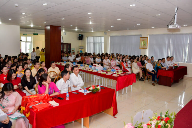 ruc ro sac mau ton vinh phai dep ngay 2010 tai bao minh mkt 3386