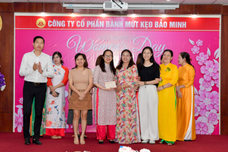 ruc ro sac mau ton vinh phai dep ngay 2010 tai bao minh mkt 3507