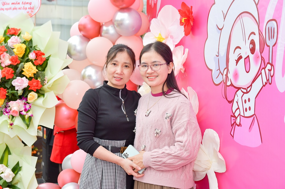 83 am ap ron rang va tran ngap yeu thuong tai bao minh mkt 5523