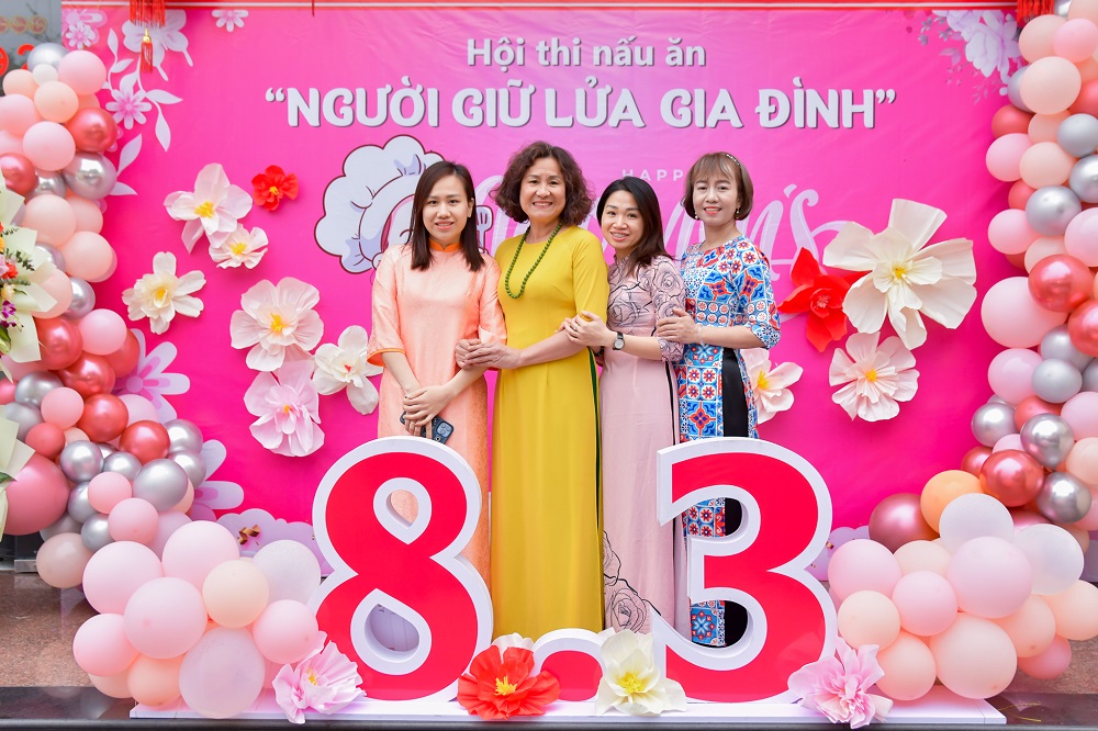 83 am ap ron rang va tran ngap yeu thuong tai bao minh mkt 5597
