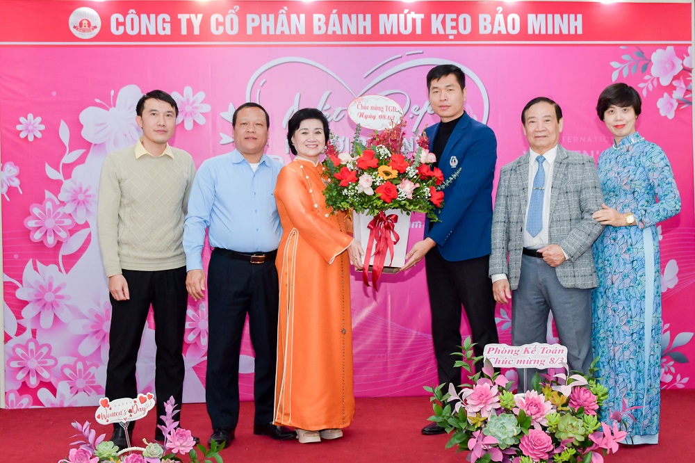 83 am ap ron rang va tran ngap yeu thuong tai bao minh mkt 5676