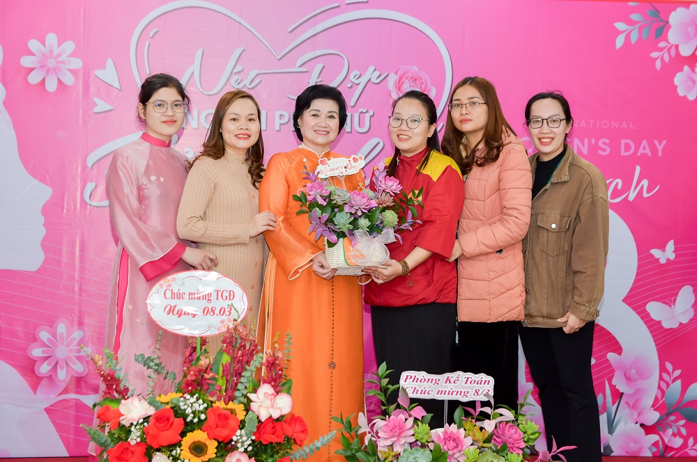 83 am ap ron rang va tran ngap yeu thuong tai bao minh mkt 5688