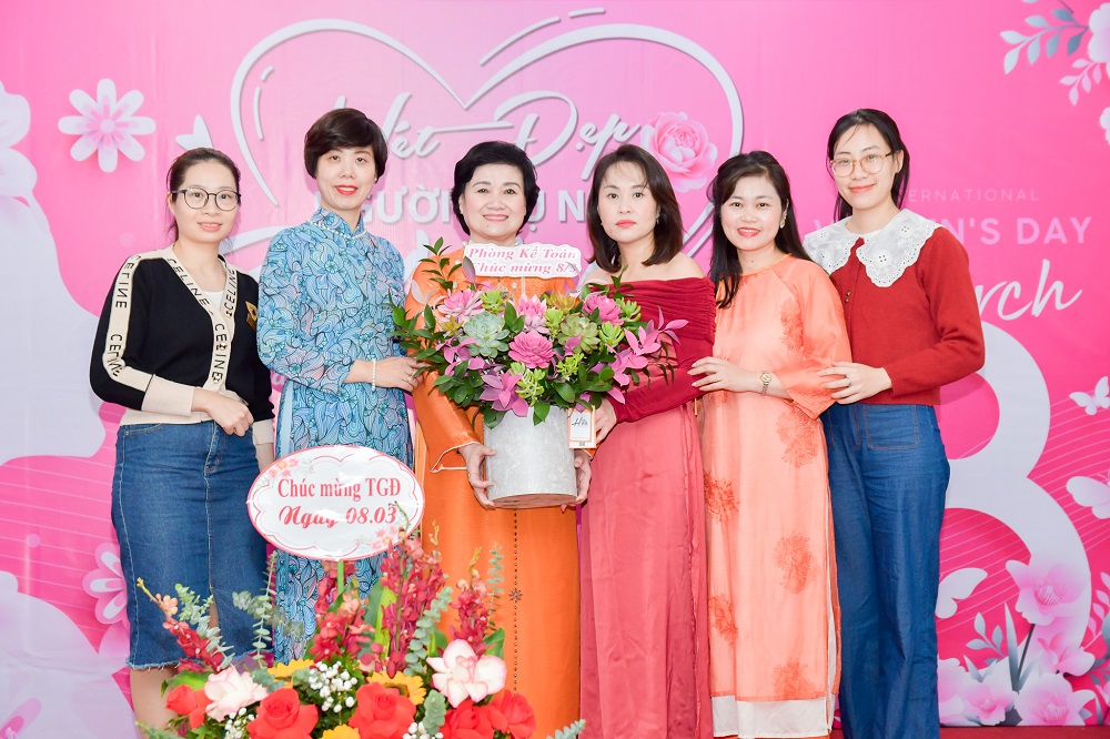83 am ap ron rang va tran ngap yeu thuong tai bao minh mkt 5693