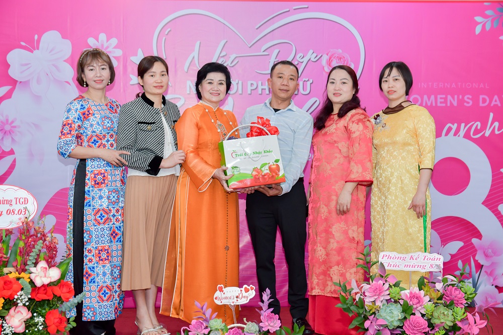 83 am ap ron rang va tran ngap yeu thuong tai bao minh mkt 5707