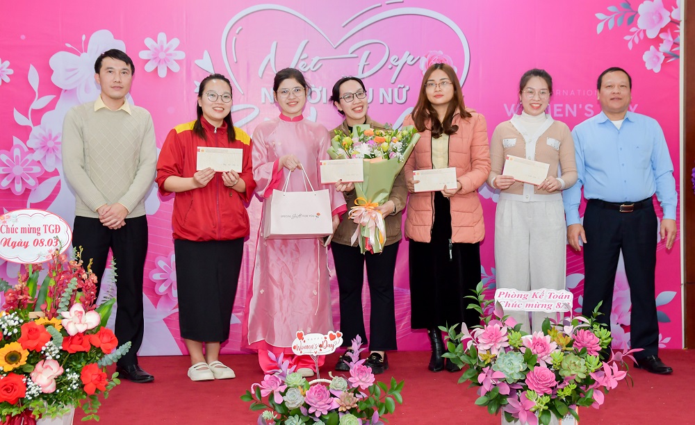 83 am ap ron rang va tran ngap yeu thuong tai bao minh mkt 5733