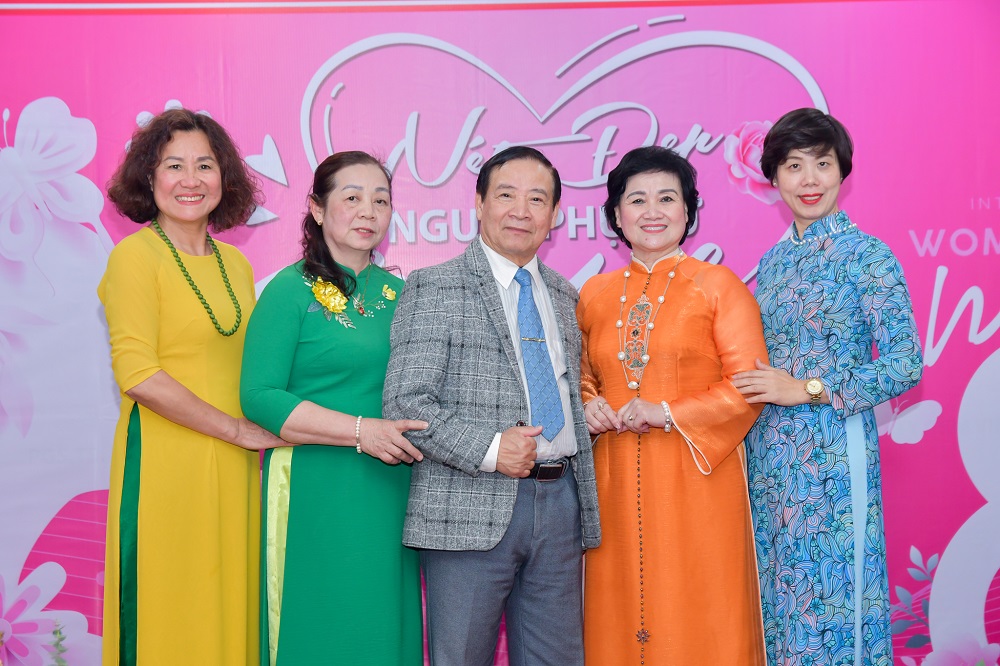 83 am ap ron rang va tran ngap yeu thuong tai bao minh mkt 5777