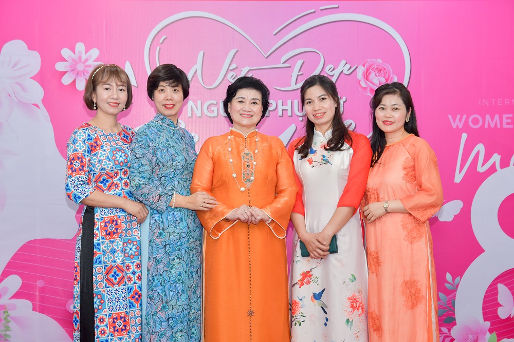 83 am ap ron rang va tran ngap yeu thuong tai bao minh mkt 5790