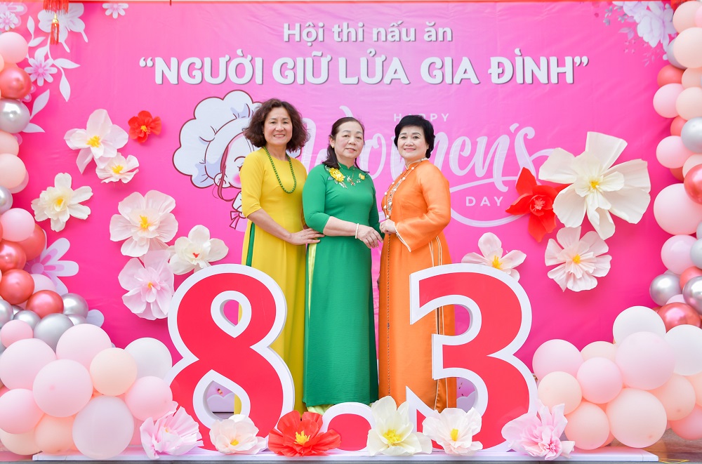 83 am ap ron rang va tran ngap yeu thuong tai bao minh mkt 5827