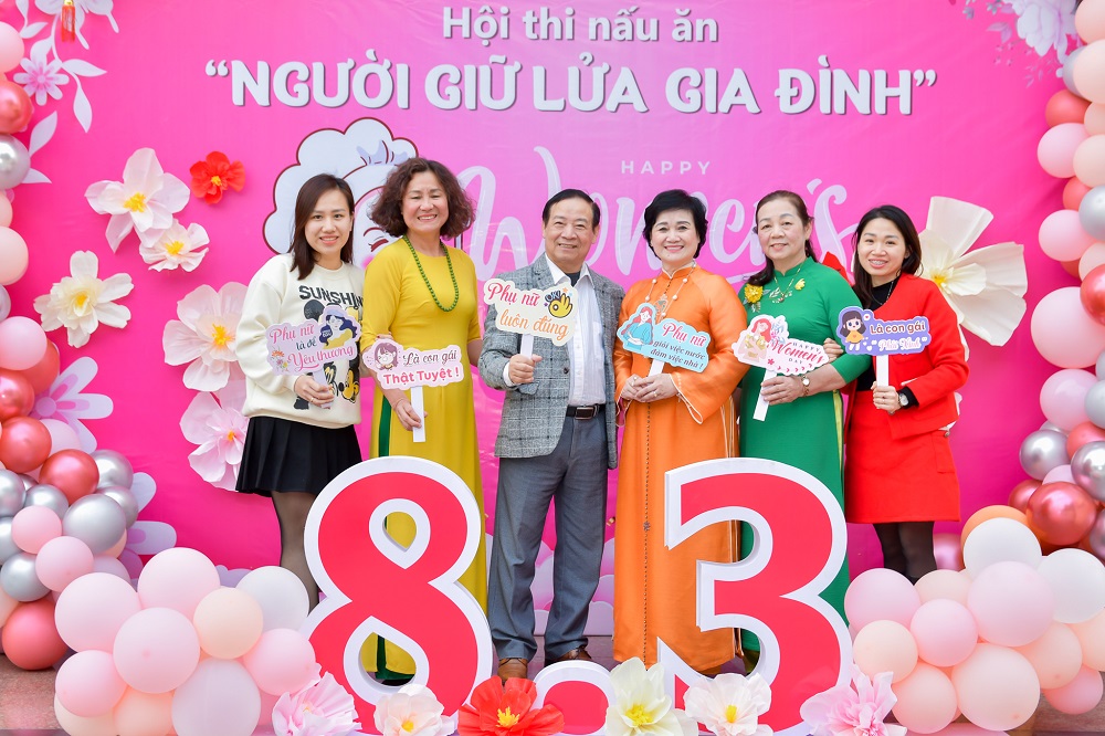 83 am ap ron rang va tran ngap yeu thuong tai bao minh mkt 5845
