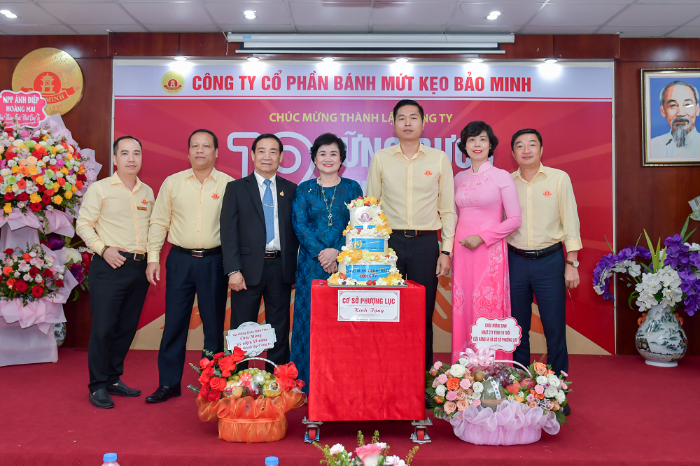 sinh nhat 19 tuoi niem vui som tai chi nhanh phia nam banh keo bao minh mkt 6903