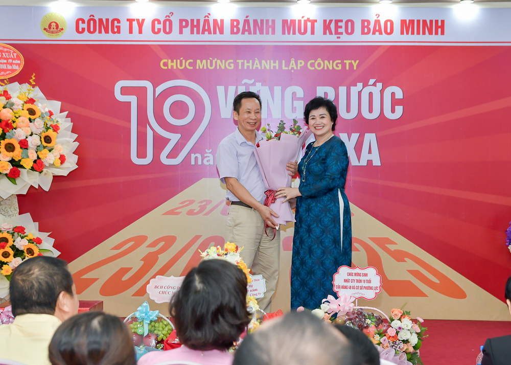 sinh nhat 19 tuoi niem vui som tai chi nhanh phia nam banh keo bao minh mkt 6986