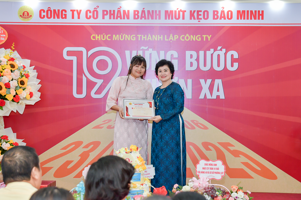 sinh nhat 19 tuoi niem vui som tai chi nhanh phia nam banh keo bao minh mkt 7006
