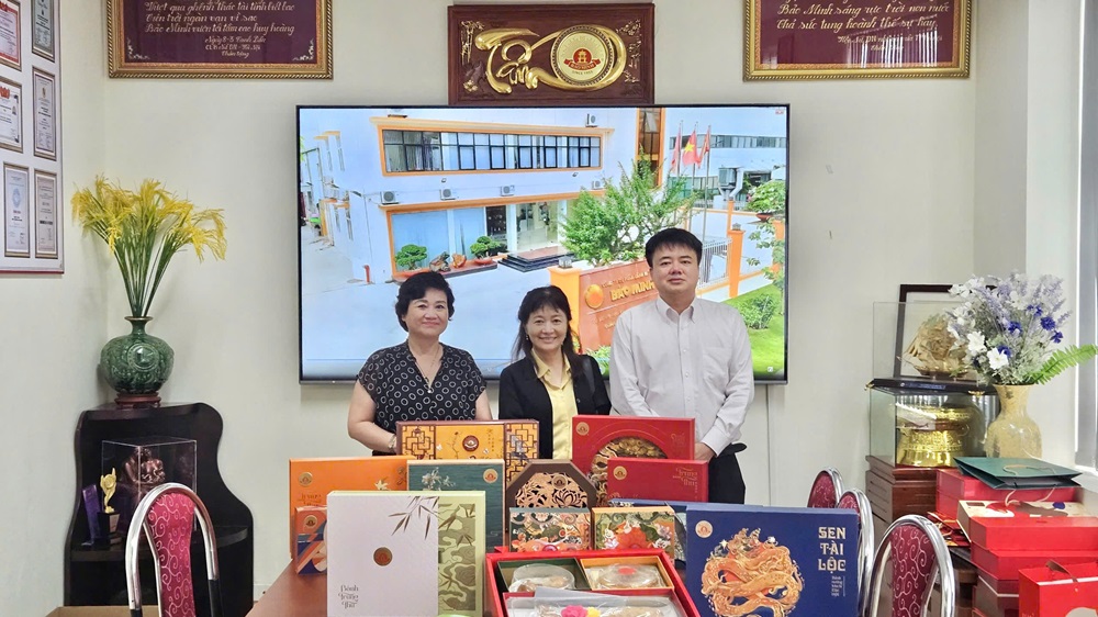 cong ty cp bmk bao minh don tiep giao su tien si chikako hironaka truong dai hoc chukyo nhat ban giao su tien si chikako hironaka truong dai hoc chukyo nhat ban toi tham cong ty cp bmk bao minh 4