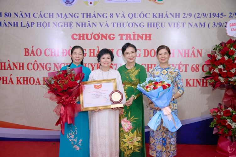 nghe nhan ngo thi tinh tong giam doc banh mut keo bao minh vinh du duoc phong tang danh hieu nghe nhan quoc gia su kien nghe nhan tgd ngo thi tinh duoc phong tang nghe nhan quoc gia 12