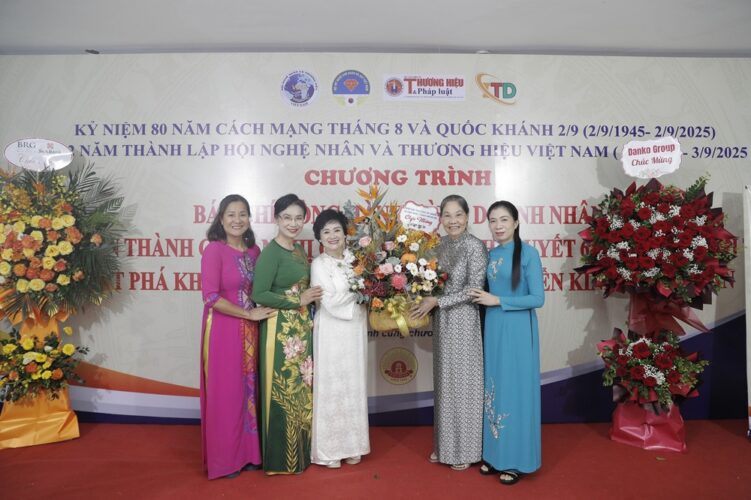 nghe nhan ngo thi tinh tong giam doc banh mut keo bao minh vinh du duoc phong tang danh hieu nghe nhan quoc gia su kien nghe nhan tgd ngo thi tinh duoc phong tang nghe nhan quoc gia 13