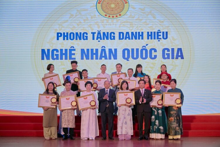 nghe nhan ngo thi tinh tong giam doc banh mut keo bao minh vinh du duoc phong tang danh hieu nghe nhan quoc gia su kien nghe nhan tgd ngo thi tinh duoc phong tang nghe nhan quoc gia 21