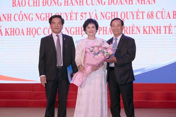 nghe nhan ngo thi tinh tong giam doc banh mut keo bao minh vinh du duoc phong tang danh hieu nghe nhan quoc gia su kien nghe nhan tgd ngo thi tinh duoc phong tang nghe nhan quoc gia 3