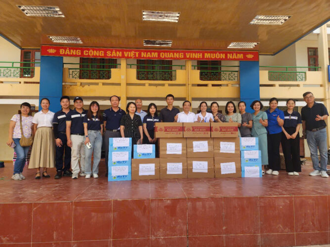 Bảo Minh chung tay cùng đồng bào vùng lũ - lan tỏa yêu thương sau cơn bão số 11 21 bao minh chung tay cung dong bao vung lu lan toa yeu thuong sau con bao so 11 z7190573665256 32601067293487dca409078f52049744