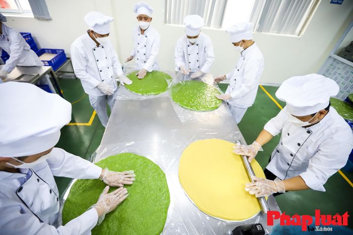 Vì đặc thù nguyên liệu và đặc tính của bánh là rất dẻo, các nghệ nhân phải thực hiện làm riêng biệt theo từng lớp rồi mới gắn kết lại với nhau.