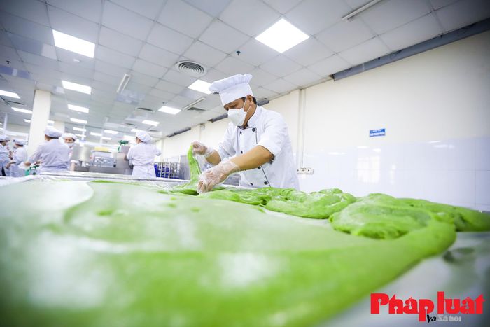 Trước đó, các nghệ nhân đã thử cách định hình, tạo hình bánh bằng các lớp màng bọc mỏng. Việc này tạo ra được độ kết dính và giúp định hình bánh nhưng thành phẩm không đạt yêu cầu về thẩm mỹ.