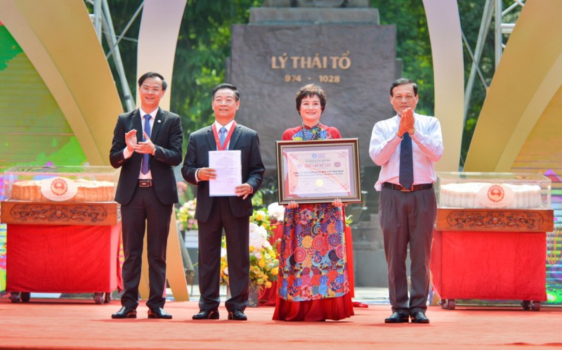 Trước đó, vào năm 2019 Công ty CP Bánh mứt kẹo Bảo Minh cũng đã xác lập Kỷ lục Việt Nam với Cặp bánh nướng, bánh dẻo lớn nhất với mỗi chiếc bánh có chiều cao 20 cm, đường kính 95 cm, nặng 150 kg