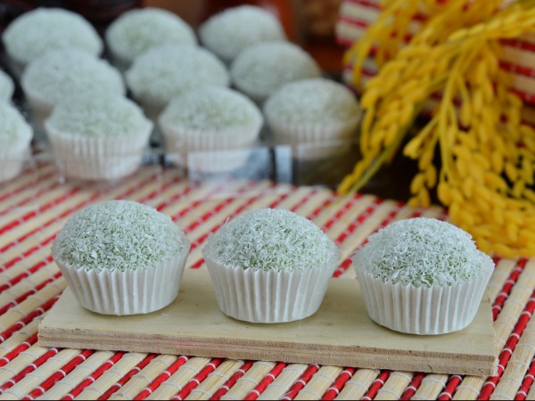 Bánh Cốm dừa được làm từ tinh túy của hạt cốm hòa quyện với đậu xanh mềm mịn